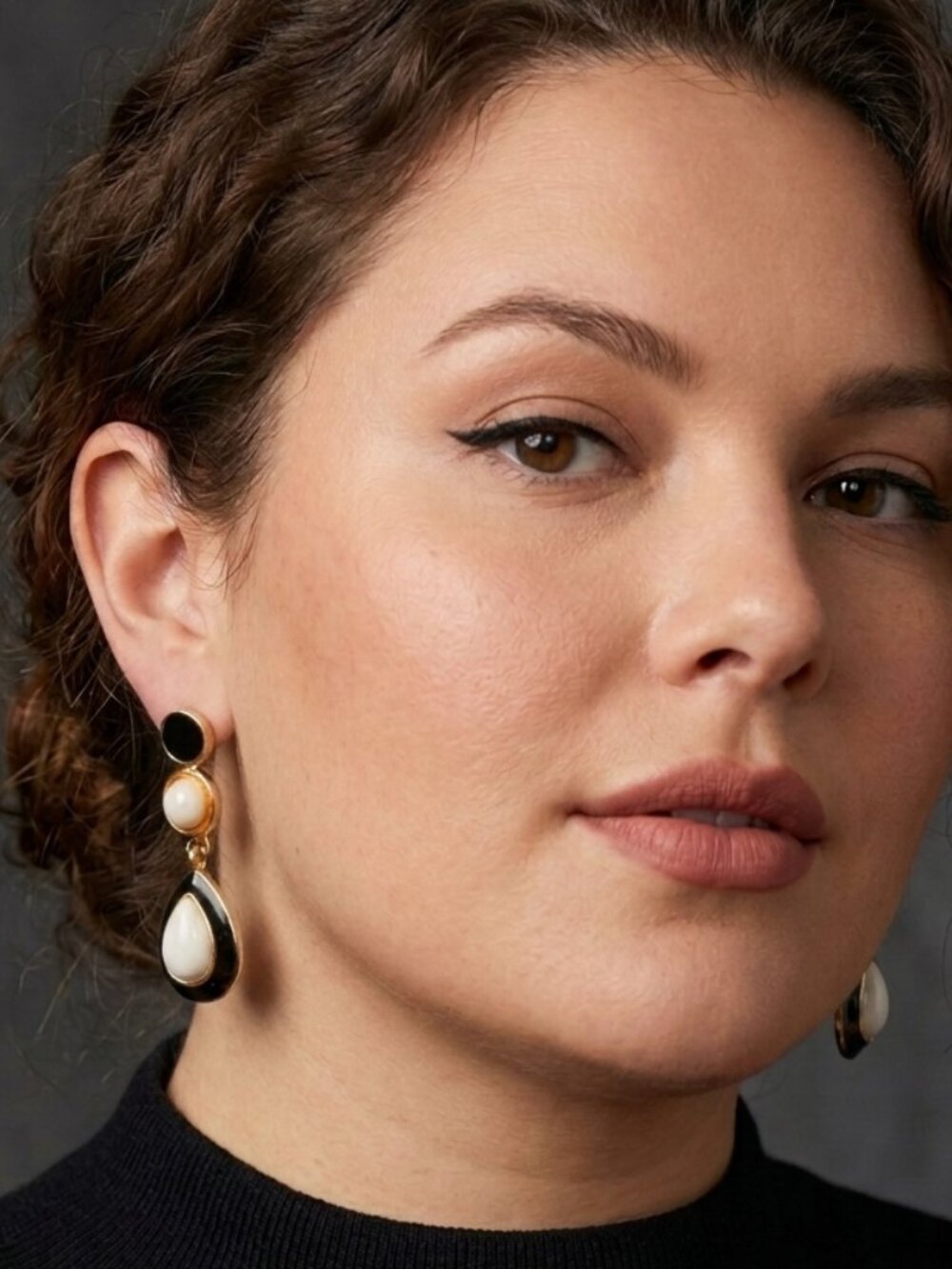 Vintage Gold Tone Pierced Earrings Dangling Black and White *read* - Picture 2 of 7